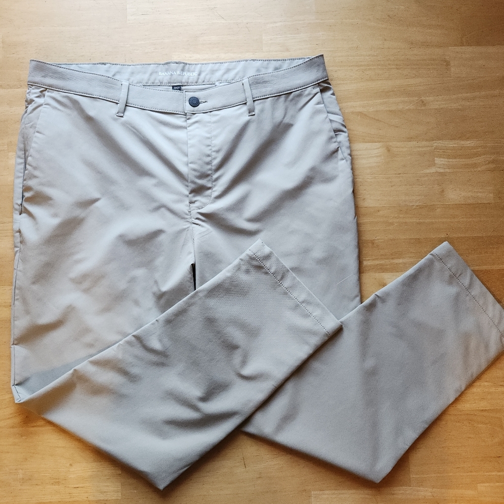 BANANA REPUBLIC MOTION TECH HYBRID TAN ATHLETIC PANTS MENS SIZE 38X29  GUC.